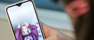 Wann sollte das Kind ein eigenes Handy bekommen? Und welches? Für Eltern ist es nicht immer einfach, den richtigen Weg zu finden.