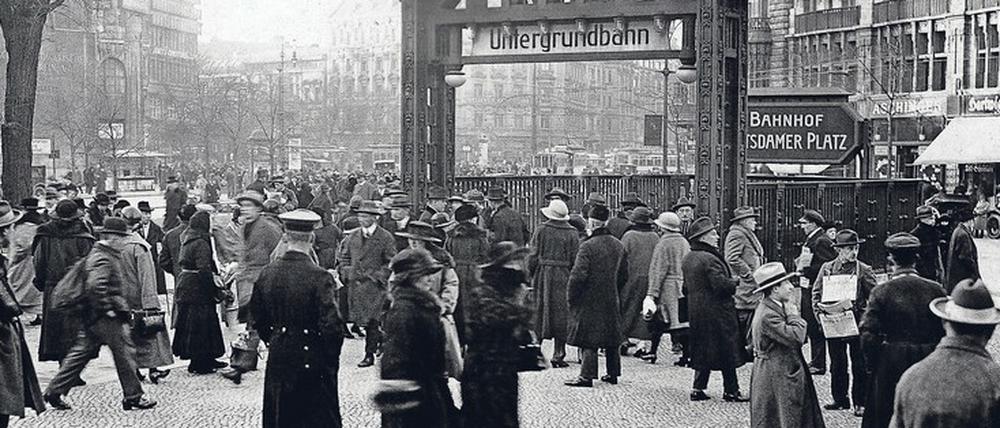 Der Potsdamer Platz Anfang der zwanziger Jahre. Mit der Bildung von Groß-Berlin wächst die Metropole 1920 mit fast 3,9 Millionen Einwohnern zur drittgrößten Stadt der Welt.