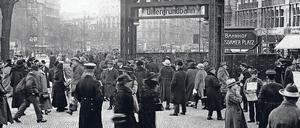 Der Potsdamer Platz Anfang der zwanziger Jahre. Mit der Bildung von Groß-Berlin wächst die Metropole 1920 mit fast 3,9 Millionen Einwohnern zur drittgrößten Stadt der Welt. 