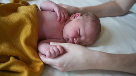 Viele Berliner Babys sind noch ohne Geburtsurkunde. Hier ist das vermutlich erste Berliner Baby, das 2020 geboren wurde, zu sehen.