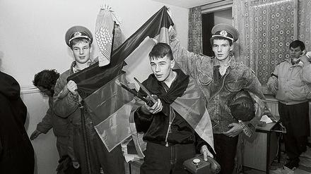 Insignien der Stasi. Bei der Erstürmung der Lichtenberger Zentrale deckten sich Demonstranten mit Souvenirs ein und posierten für Fotos. Der Schrecken war vorbei.