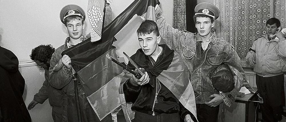 Insignien der Stasi. Bei der Erstürmung der Lichtenberger Zentrale deckten sich Demonstranten mit Souvenirs ein und posierten für Fotos. Der Schrecken war vorbei.