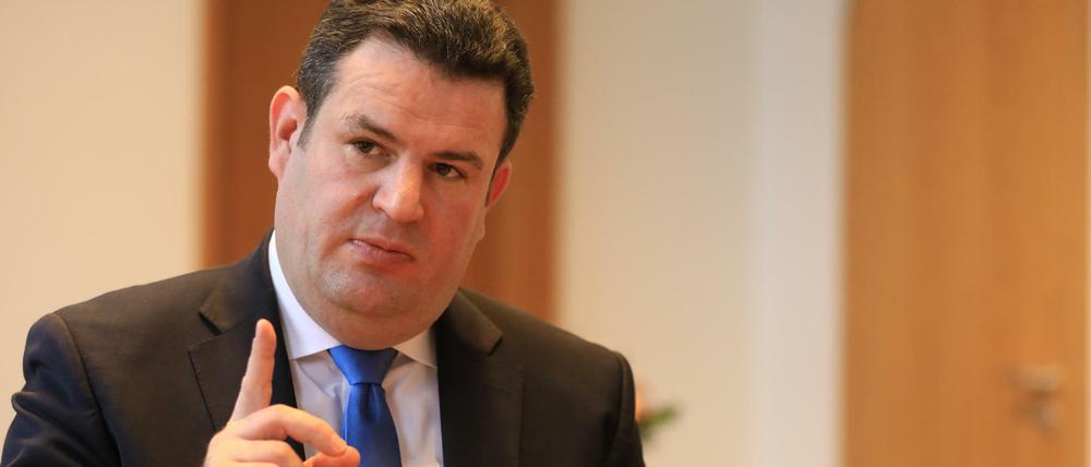 Hubertus Heil, Bundesminister für Arbeit und Soziales sowie stellvertretender Bundesvorsitzender der SPD ; fotografiert beim Interview in seinem Büro im Ministerium in Berlin-Mitte.