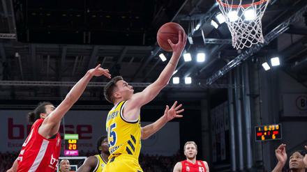 Assem Marei kann Albas Martin Hermannsson (am Ball) nicht stoppen. Auch sonst hatte Alba alles im Griff.