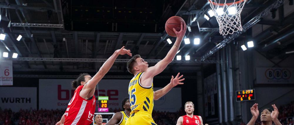 Assem Marei kann Albas Martin Hermannsson (am Ball) nicht stoppen. Auch sonst hatte Alba alles im Griff.