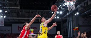 Assem Marei kann Albas Martin Hermannsson (am Ball) nicht stoppen. Auch sonst hatte Alba alles im Griff.