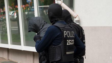 Polizeibeamte führen dreieinhalb Monate nach dem spektakulären Diebstahl einer 100-Kilo-Goldmünze aus dem Berliner Bode-Museum einen Mann ab.
