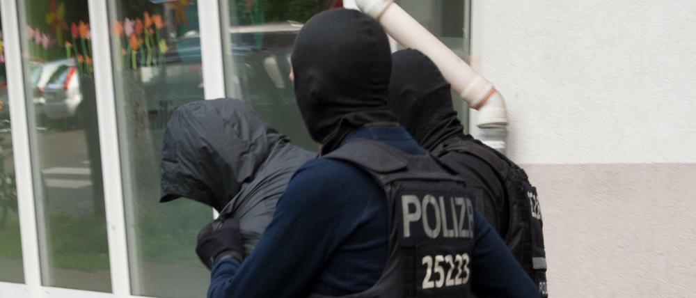 Polizeibeamte führen dreieinhalb Monate nach dem spektakulären Diebstahl einer 100-Kilo-Goldmünze aus dem Berliner Bode-Museum einen Mann ab.