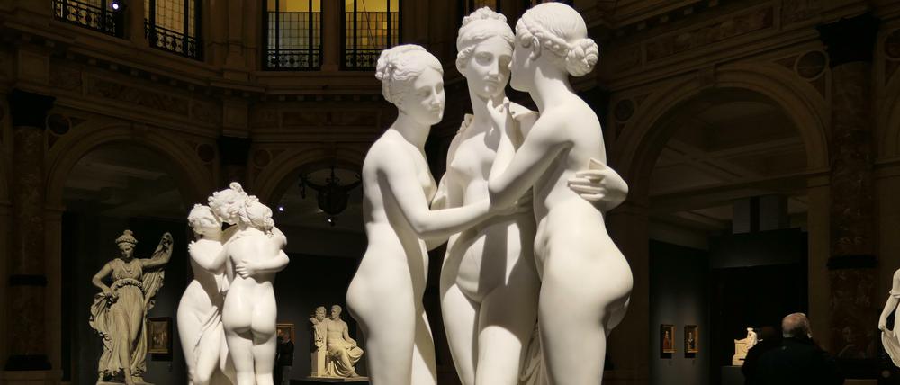 Edler Wettstreit. Im Hauptsaal stehen Thorvaldsens „Grazien mit Cupido“ (re.) neben Canovas „Drei Grazien“ (li.).