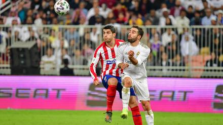 Alvaro Morata (li.) und Reals Dani Carvajal kämpfen ziemlich synchron um den Ball. 