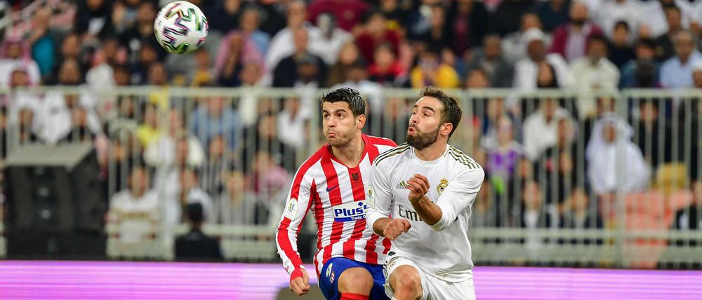 Alvaro Morata (li.) und Reals Dani Carvajal kämpfen ziemlich synchron um den Ball.