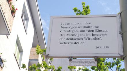 "Juden müssen ihre Vermögensverhältnisse offenlegen, um 'den Einsatz des Vermögens im Interesse der deutschen Wirtschaft sicherzustellen'." Gedenktafel in Schöneberg dokumentiert Nazi-Gesetz von 1938.