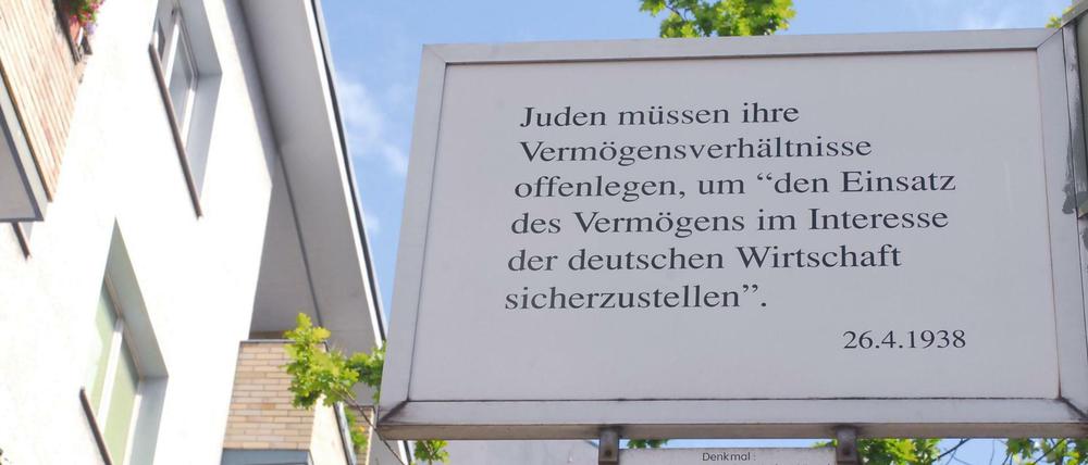 "Juden müssen ihre Vermögensverhältnisse offenlegen, um 'den Einsatz des Vermögens im Interesse der deutschen Wirtschaft sicherzustellen'." Gedenktafel in Schöneberg dokumentiert Nazi-Gesetz von 1938.