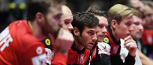 Lange Gesichter. Die deutschen Handballer um Andreas Wolff (l.) und Uwe Genesheimer (M.) enttäuschen bislang.
