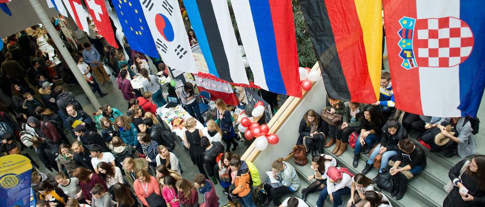 Studierende feiern beim International Day an einer Universität.