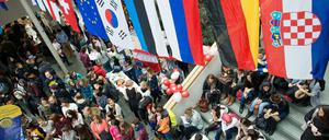 Studierende feiern beim International Day an einer Universität.