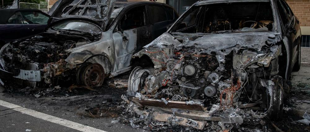 Ausgebrannte Autos stehen an der Guerickestraße in Charlottenburg im Juli 2019 (Symbolbild).