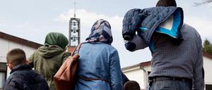 Syrische Flüchtlinge kommen im Grenzdurchgangslager Friedland in Göttingen an.