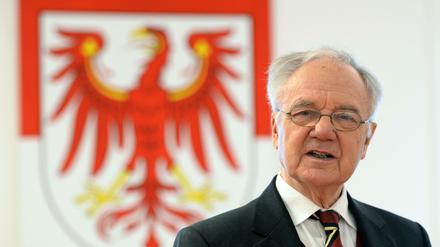 Manfred Stolpe (SPD), ehemaliger Ministerpräsident von Brandenburg, aufgenommen während eines Interviewtermins im Landtag. Mit Traueranzeigen in Berliner und Brandenburger Tageszeitungen haben Landesregierung, Landtag und führende Kirchenvertreter des gestorbenen Ex-Ministerpräsidenten Manfred Stolpe gedacht.