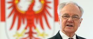 Manfred Stolpe (SPD), ehemaliger Ministerpräsident von Brandenburg, aufgenommen während eines Interviewtermins im Landtag. Mit Traueranzeigen in Berliner und Brandenburger Tageszeitungen haben Landesregierung, Landtag und führende Kirchenvertreter des gestorbenen Ex-Ministerpräsidenten Manfred Stolpe gedacht.