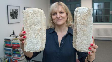 Vera Meyer, Pilzforscherin und Professorin an der Technische Universität Berlin Institut für Biotechnologie FG Angewandte und Molekulare Mikrobiologie, hält zwei Klötze, die aus einem Zunderschwamm bestehen. Biotechnologen der TU Berlin wollen Kleidung, Verpackungen und Baustoffe aus Pilzkulturen herstellen.