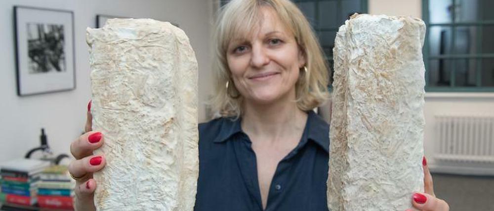 Vera Meyer, Pilzforscherin und Professorin an der Technische Universität Berlin Institut für Biotechnologie FG Angewandte und Molekulare Mikrobiologie, hält zwei Klötze, die aus einem Zunderschwamm bestehen. Biotechnologen der TU Berlin wollen Kleidung, Verpackungen und Baustoffe aus Pilzkulturen herstellen. 