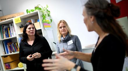So arbeiten wir: Schulpsychologin Helke Bär-Wolz (Mitte) und Pädagogin Katrin Neuber (re.) erläutern Bildungssenatorin Sandra Scheeres ihr Tätigkeitsfeld.