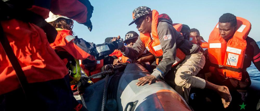 Flüchtlinge werden gerettet – hier von der deutschen Hilfsorganisation Sea-Watch.
