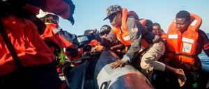Flüchtlinge werden gerettet – hier von der deutschen Hilfsorganisation Sea-Watch.