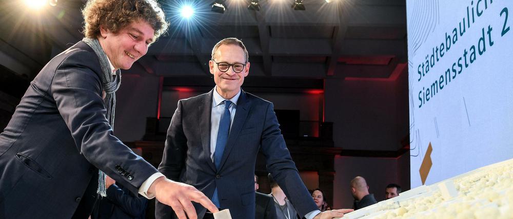 Berlins Regierender Bürgermeister lässt sich die Pläne für die Siemensstadt erklären.