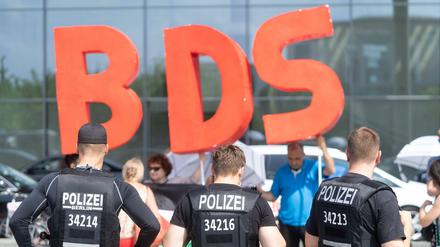 Die BDS-Bewegung sei nicht das große Problem, finden unsere Gastautoren, die werde viel zu wichtig genommen. Auch vom Bundestag. 