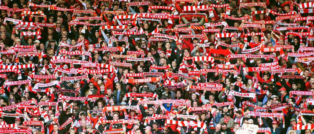Bei einem Überfall sind zwei Fußball-Fans ihre 1. FC-Union-Schals geklaut worden. 