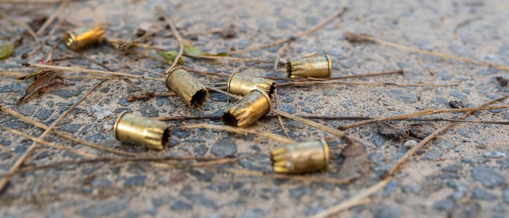 Reste der Party. Silvester wurde häufig mit Schreckschusswaffen herumgeballert.