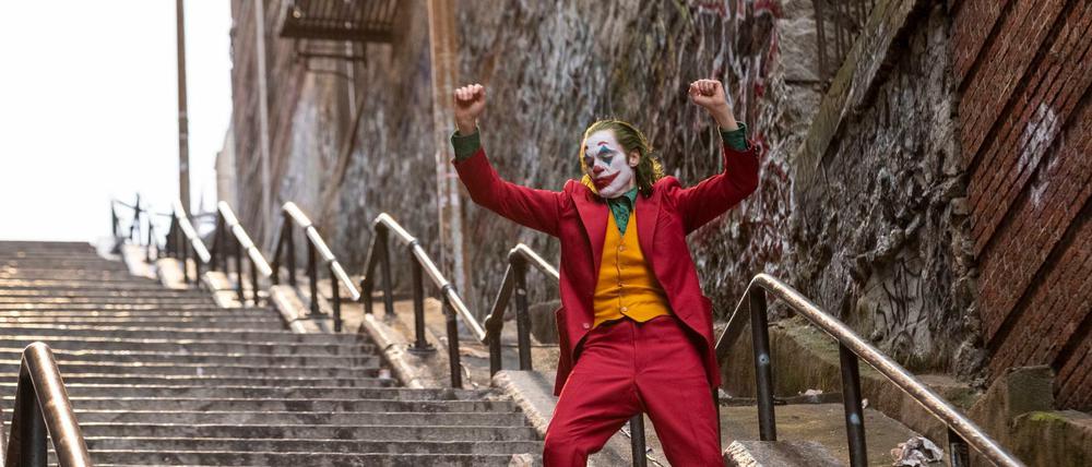 Arthur Fleck aka Joker (Joaquin Phoenix) tänzelt in den siebten Himmel.