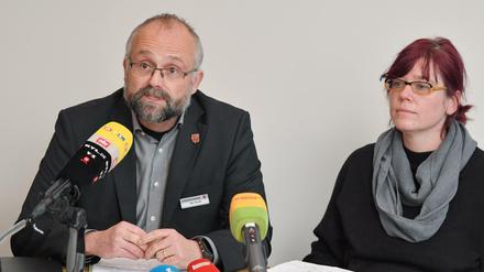 Der Landrat des brandenburgischen Landkreises Barnim, Daniel Kurth (SPD), bei einer Pressekonferenz mit Sozialdezernentin Yvonne Dankert.