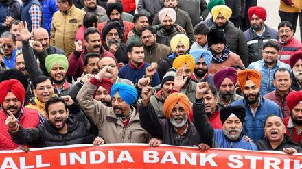 Indienweiter Streik. Bankangestellte in Amritsar protestieren gegen die Wirtschaftspolitik der Regierung.
