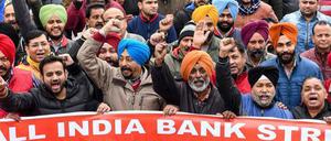 Indienweiter Streik. Bankangestellte in Amritsar protestieren gegen die Wirtschaftspolitik der Regierung.