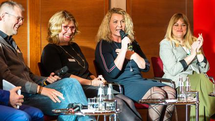 Gemischtes Team. Das Podium mit Hannes Seifert (Riot Games), Ulrike Teschke (Tagesspiegel), Claudia Pohlink (Deutsche Telekom) und Katja Bäuerle (UFA, v.l.n.r.). 