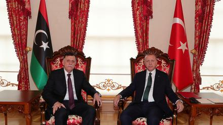 Fayiz as-Sarradsch beriet sich am Sonntag in Istanbul mit dem türkischen Präsidenten Recep Tayyip Erdogan, seinem wichtigsten ausländischen Partner.