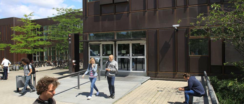 Studierende vor der Rostlaube der Freien Universität (FU) an der Habelschwerdter Allee in Berlin-Dahlem.