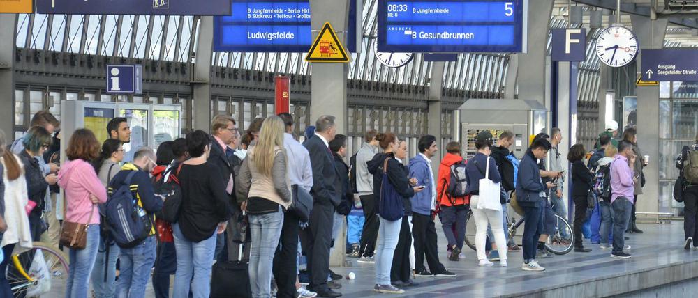 Am Gleis. Die Bahn will pünktlicher werden - doch das gelingt längst noch nicht in allen Fällen. 
