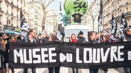 Paris liegt lahm: Auch die Angestellten des Louvre nahmen an den landesweiten Protesten gegen die Rentenreformen von Präsident Macron teil.