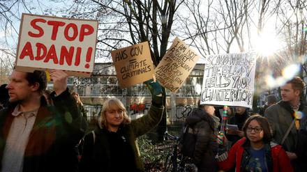 Klima-Aktivisten demonstrieren vor der australischen Botschaft in Berlin. 