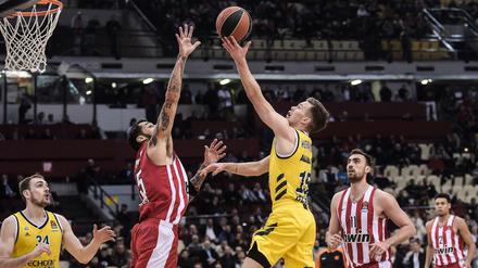 Wer hat den längsten? Alba-Spieler Martin Hermannsson (r.) und Georgios Printezis von Olympiakos machen den Armvergleich.