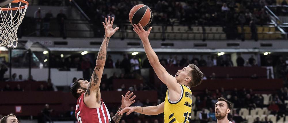 Wer hat den längsten? Alba-Spieler Martin Hermannsson (r.) und Georgios Printezis von Olympiakos machen den Armvergleich.