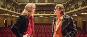Auf dem Weg nach oben: Udo Lindenberg (Jan Bülow) philosophiert mit dem Produzenten Mattheisen (Detlev Buck). 