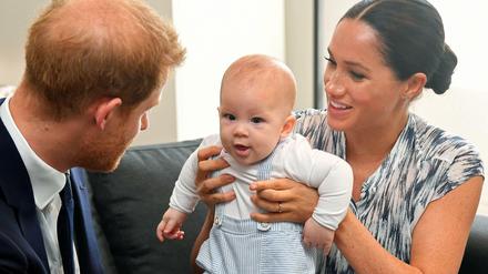 Harry (l), Herzog von Sussex, und seine Frau Meghan (r), Herzogin von Sussex, mit ihrem Sohn Archie. 