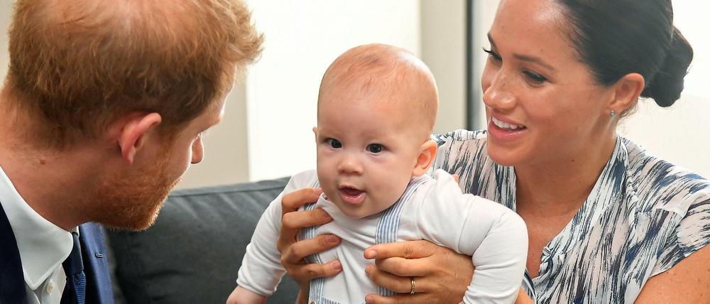 Harry (l), Herzog von Sussex, und seine Frau Meghan (r), Herzogin von Sussex, mit ihrem Sohn Archie. 