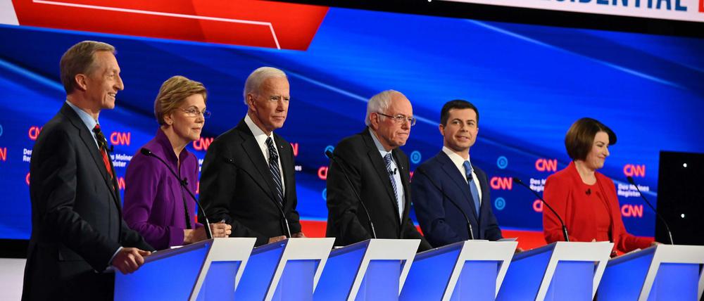Die Diskutanten: Tom Steyer, Elizabeth Warren, Joe Biden, Bernie Sanders, Pete Buttigieg und Amy Klobuchar (von links).