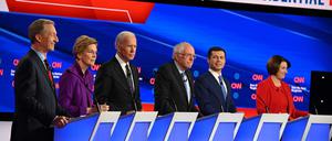 Die Diskutanten: Tom Steyer, Elizabeth Warren, Joe Biden, Bernie Sanders, Pete Buttigieg und Amy Klobuchar (von links). 